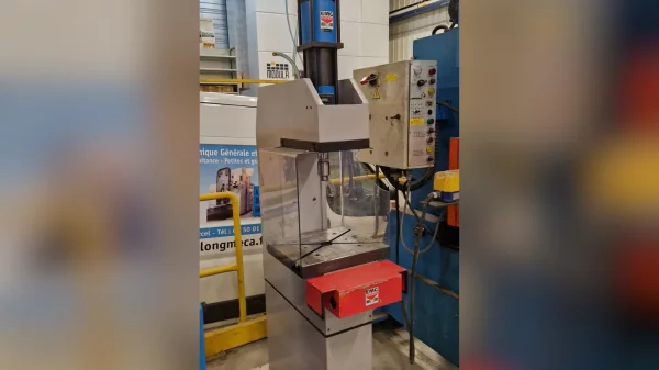 Presă hidropneumatică EMG 6,9T-100-25 folosită