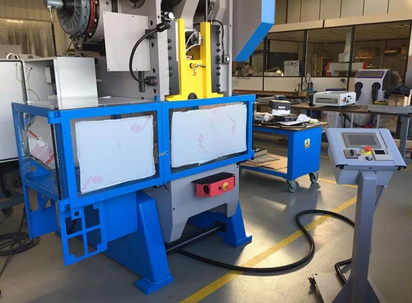 Carcase, grilaje și protectori speciali pentru prese industriale